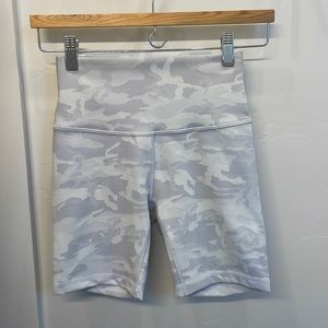 LULULEMON wunder under white camo biker shorts